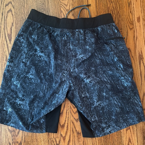 Lululemon men’s 7’ shorts - Picture 4 of 5